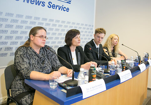 I&scaron; kairės: Agnė &Scaron;irinskienė, Jolita Palubinskienė, Lukas Grinius, Kristina Zamarytė &ndash; Sakavičienė