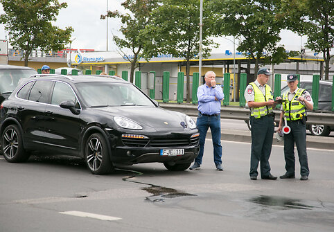 Vilniaus centre vienas po kito susidūrė 4 automobiliai