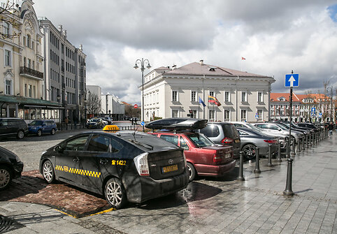 Taksi automobiliai prie &Scaron;v. Kazimiero bažnyčios