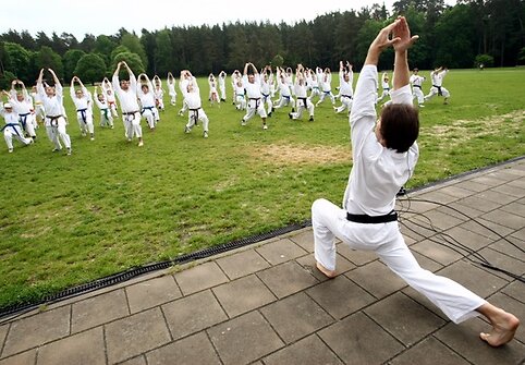 Šeštadieniais į Vingio parką kviečiami visi, norintys išmėginti bėgimą, jogą, karate, riedučius ar tiesiog pasivaikščioti.