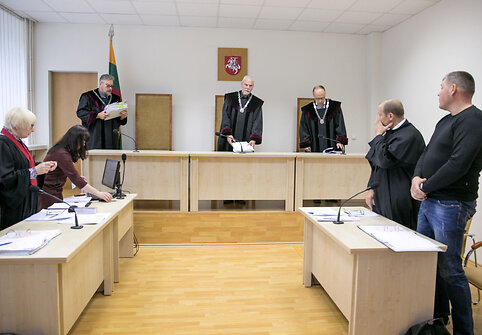 Eligijus Gladutis (centre)