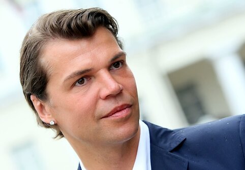 Juozas Statkevičius nuo&scaron;irdžiai džiaugėsi pavėluotai atsiimtu garbingu apdovanojimu