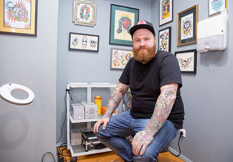 Tatuiruočių meistras Ernestas Narkevičius savo studijoje „Super 7 tattoo“ 2017 m. Spalio 03 d.