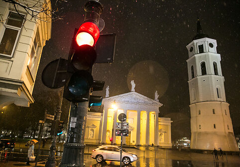 Vilniaus Gedimino pr. raudonai degantis &scaron;viesoforas