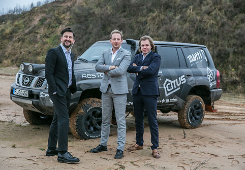 Su senu "Nissan Patrol" į Afrikos dykumas