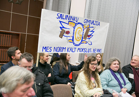 Salininkų gimnazijos bendruomenės atstovai su plakatais