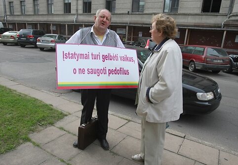 D.Kedžio sekėjų piketas prie teismo rūmų