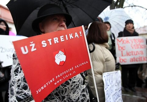 Pedagogai mitingą surengė piktindamiesi mažėjančiu finansavimu