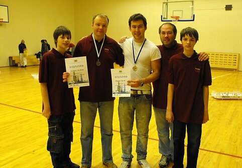 &bdquo;Sporto Draugų Klubas&ldquo; komanda su absoliučiu turnyro nugalėtoju latviu E.Caics