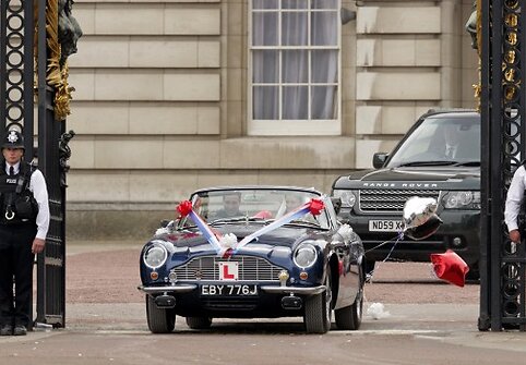 Princas Williamas ir jo išrinktoji Kate Middleton vestuves paliko „Aston Martin DB6 Volante“ automobiliu
