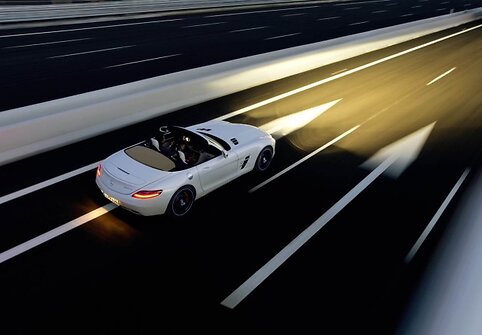 „Mercedes-Benz SLS AMG Roadster“ – tobulų formų galia