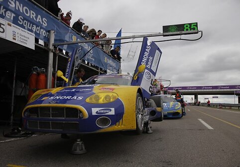 &bdquo;Snoras Spyker Squadron&ldquo; mechanikai remontuoja automobilį