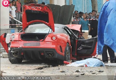 Kraupi „Ferrari 599 GTO“ avarija Singapūre