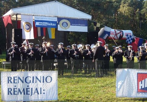 Susirinkusiems grojo Lietuvos karinių jūrų pajėgų orkestras.