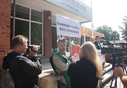 Alaus daryklos darbuotojai piketavo dėl to, kad teismas nukėlė streiko datą. 