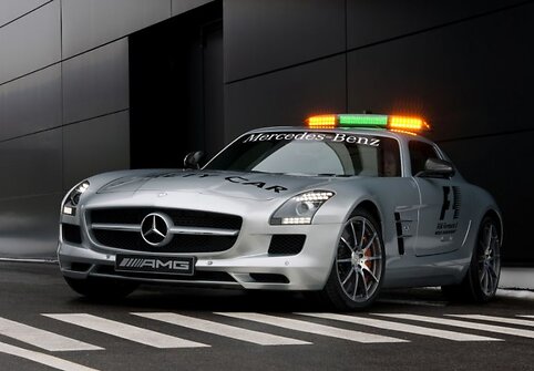 &bdquo;Mercedes-Benz SLS AMG&ldquo; taps naujuoju F-1 saugos automobiliu