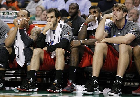 Jerrydas Baylessas, Jose Calderonas, Amiras Johnsonas ir Aaronas Gray žiūri besibaigiančias rungtynes
