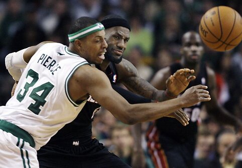 Paulas Pierceas ir LeBronas Jamesas