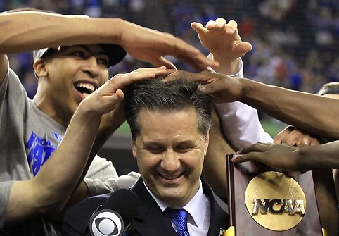 Kentukio &bdquo;Wildcats&ldquo; treneriui Johnui Calipari krep&scaron;ininkai velia &scaron;ukuoseną.