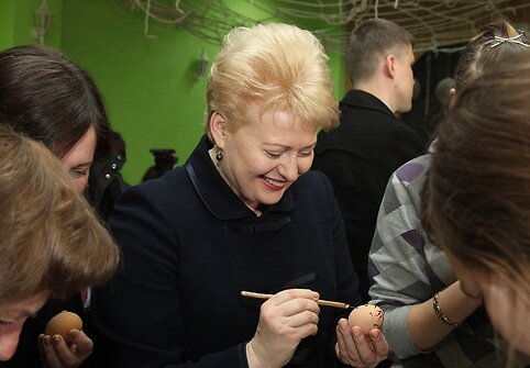 Dalia Grybauskaitė dažo kiau&scaron;inį.