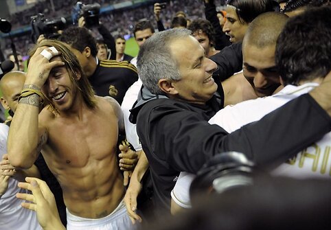 Madrido &bdquo;Real&ldquo; futbolininkai džiaugiasi pergale kartu su treneriu Jose Mourinho.
