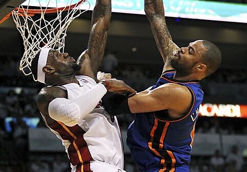 LeBronas Jamesas blokavo Tysono Chandlerio metimą.