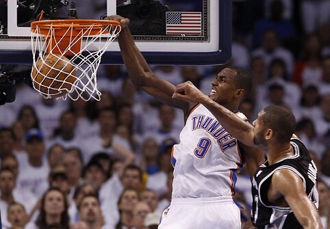 Serge Ibaka dėjimas į krep&scaron;į