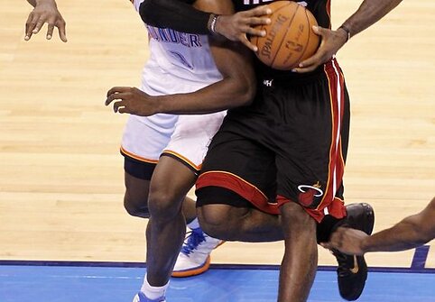 Serge Ibaka ir LeBronas Jamesas