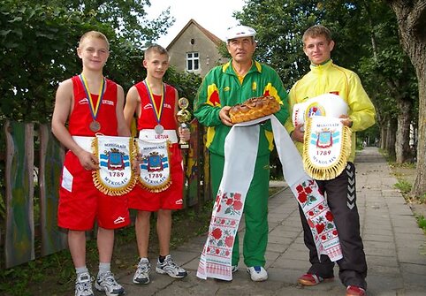 Evaldas, jo treniruočių draugas Edgaras Skurdelis, brolis Arvydas ir Nusipelnęs Lietuvos Bokso treneris Vincas Murauskas.