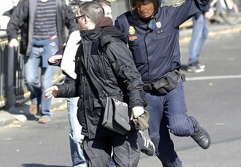 Policininkas vaikosi protestuotojus