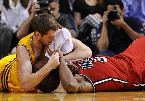 Tylerio Zellerio ir Dwyane'o Wade'o kova dėl kamuolio