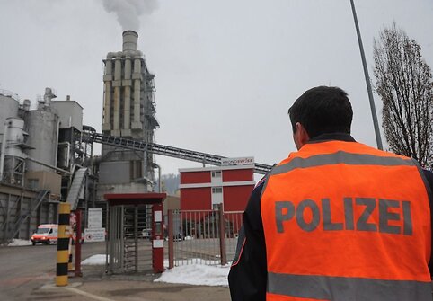 Policija prie medienos fabriko Šveicarijoje