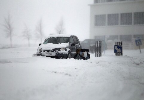 Prancūzijoje moteris prie sniege užklimpusio automobilio