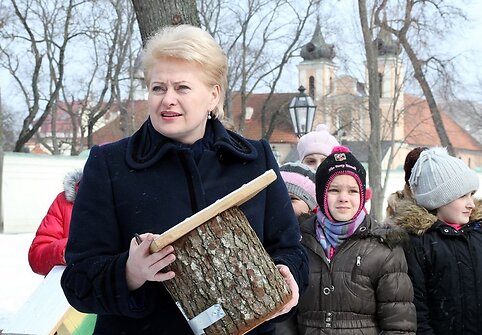 Prezidentė Dalia Grybauskaitė su vaikais iškėlė inkilus.