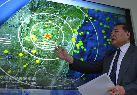 Seismologijos centro directorius Kuo Kai-wen rodo kur buvo žemės drebėjimo epicentras.
