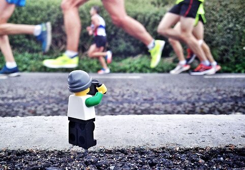 &bdquo;Lego&ldquo; žmogeliukas fotografuoja bėgikus.
