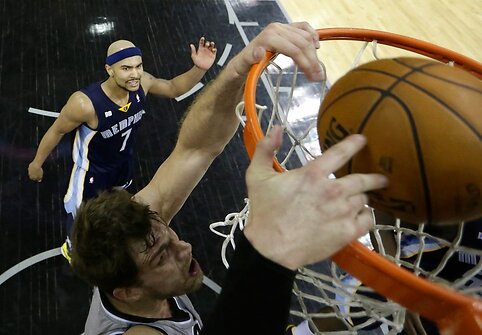 Tiago Splitterio dėjimas į krep&scaron;į