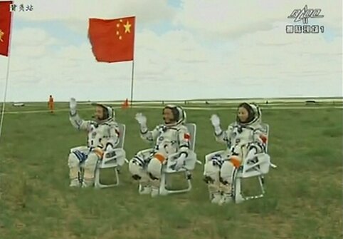 Kinijos astronautai Zhangas Xiaoguangas, Nie Haishengas ir astronautė Wang Yaping 