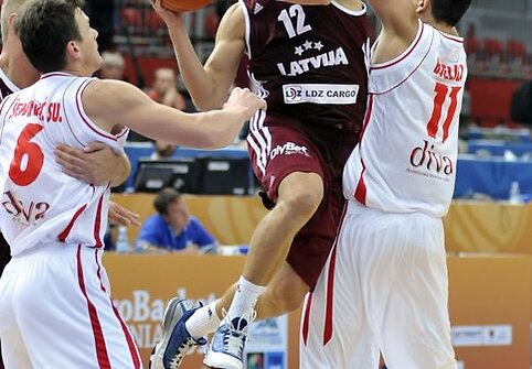 Kristaps Janicenoks (centre)