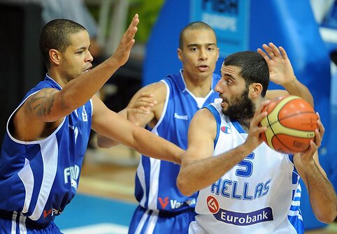 Geraldas Lee, Shawnas Huffas ir Yannis Bourousis (su kamuoliu)