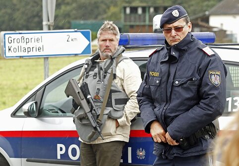 Įvykio vietoje policininkai užblokavo kelią.