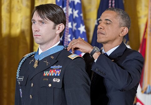 JAV prezidentas Barackas Oabama kabina &bdquo;Garbės medalį&ldquo; Williamui Swensonui