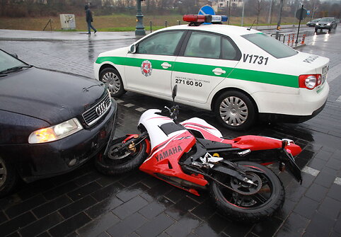 Motociklo ir automobilio avarija Gedimino pr. ir A.Go&scaron;tauto gatvių sankryžoje