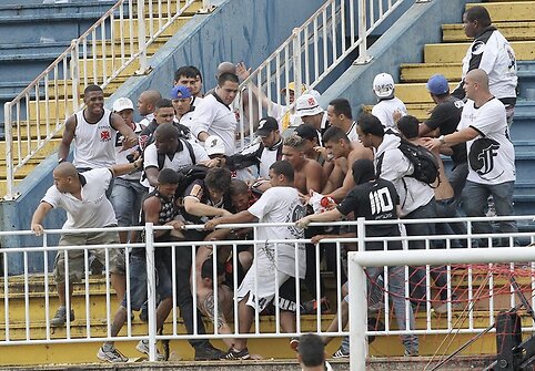 „Vasco da Gama“ futbolo fanai muša „Atletico Paranaense“ gerbėją