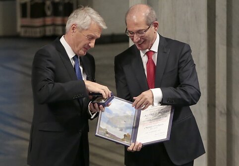 Norvegijos Nobelio komiteto pirmininkas Thorbjornas Jaglandas ir Cheminio ginklo uždraudimo organizacijos generalinis direktorius Ahmetas Uzumcu