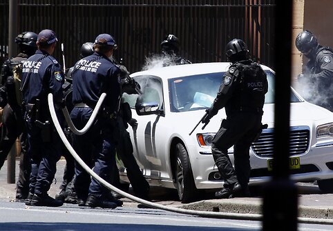 Australijos policininkai ištempė vyrą iš jo automobilio.