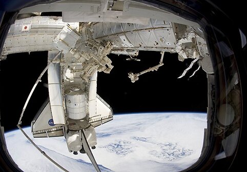 „Discovery“ erdvėlaivis prie tarptautinės kosmos soties