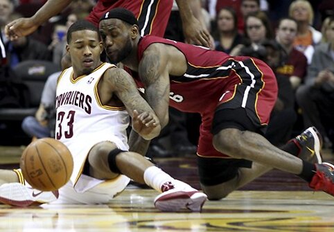 Alonzo Gee ir LeBronas Jamesas