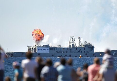 Karinio laivo „HMAS Adelaide“ skandinimo akimirka