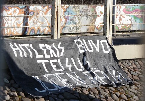 Plakatas šalia Kauno žydų sinagogos